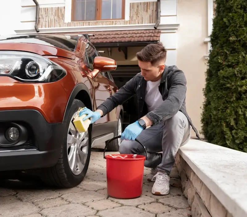 Lavage auto à domicile Saint-Jean-d'Aigues-Vives : professionnel intervenant sur un véhicule